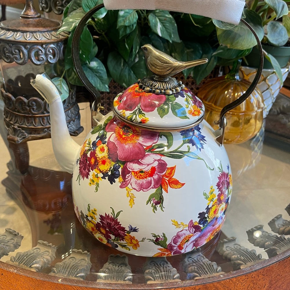 Mackenzie flower tea pot